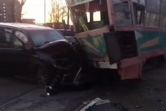 Лексус разбился о трамвай в Хабаровске (фото)