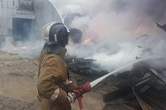 Несколько часов тушили пожар на складе продуктов в Хабаровске