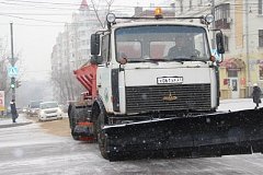 Дорожные службы Хабаровска ликвидируют наледи и снежный накат круглосуточно