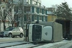 Автофургон перевернулся на трамвайных путях в Хабаровске (фото)