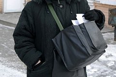 В Хабаровске напали на почтальона, которая несла сумку с пенсиями