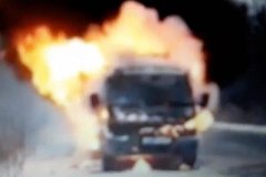 Автомобиль сгорел на трассе Хабаровск - Комсомольск (видео)