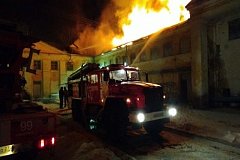 Почти сутки тушили пожар в бывшем Доме офицеров в Хабаровске (видео)