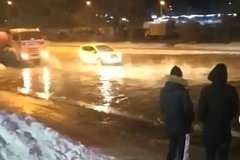 Улицу Даниловского залило водой из-за коммунальной аварии в Хабаровске (фото)