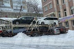 Во Владивостоке груженый автовоз протаранил несколько машин и врезался в здание (фото)