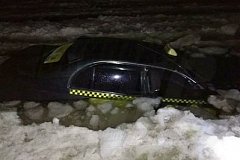 Такси ушло под лед на Русском острове во Владивостоке (фото)