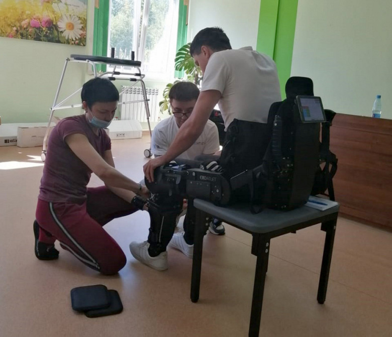 Медицинский экзоскелет появился в краевом центре реабилитации инвалидов фото 2