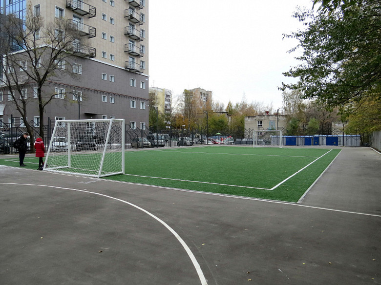 Хабаровский застройщик безвозмездно реконструировал стадион школы №32 фото 2