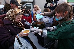 В Хабаровске бездомным раздают маски и обеспечивают их горячим питанием