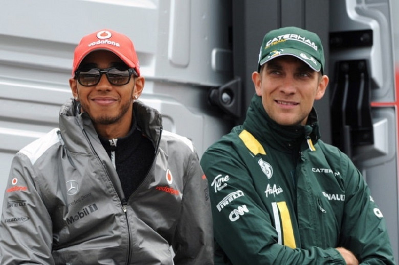 ФОТО © Reuters / Crispin Thruston: пилот Формулы-1 Льюис Хэмилтон и тогдашний игрок Caterham Виталий Петров (справа)