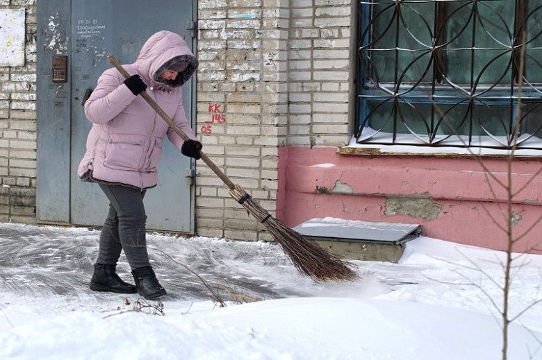 Коммунальные службы ликвидируют последствия очередного снегопада в Хабаровске фото 2