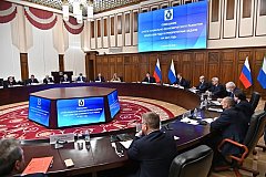 Михаил Дегтярев раздал главам муниципалитетов предновогодние папки
