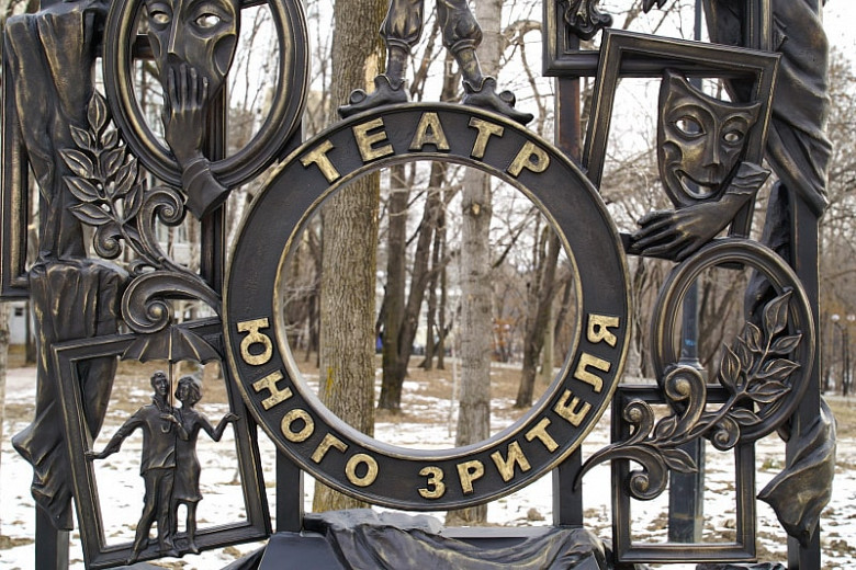 В «Театральном сквере» Хабаровска закончили установку всех бронзовых скульптур фото 2