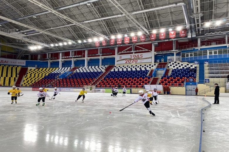 В Хабаровске стартовал Рождественский турнир по хоккею с мячом фото 2
