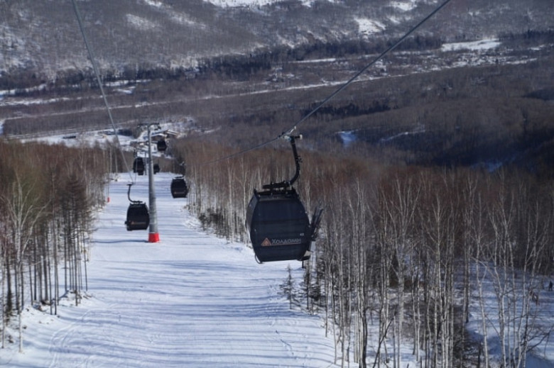 Новая скоростная канатная дорога появилась на горнолыжном курорте "Холдоми" в Хабаровском крае фото 2