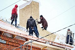 Жителям Хабаровского края нравится ремонтировать крыши своих домов