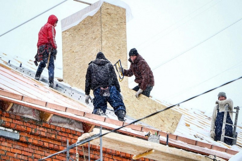 Жителям Хабаровского края нравится ремонтировать крыши своих домов фото 2