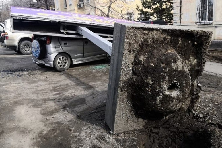 В Хабаровске на автомобиль, в котором находился человек, упала рекламная конструкция фото 2