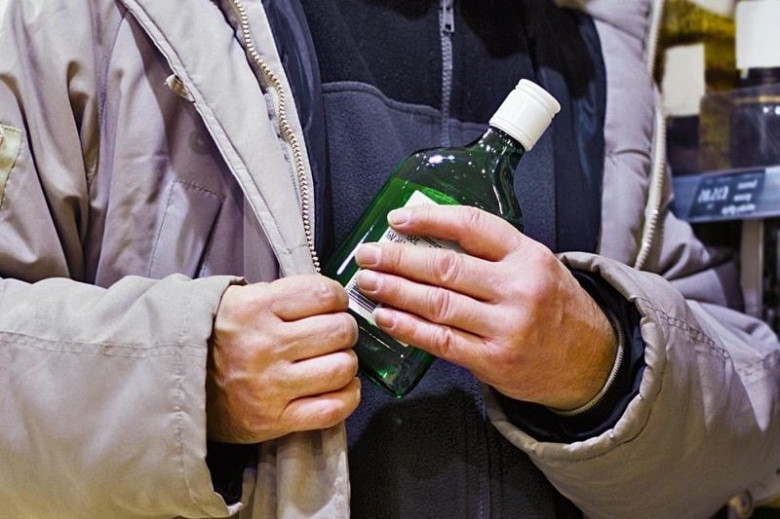Хабаровчанин попался на краже элитного алкоголя из магазина фото 2