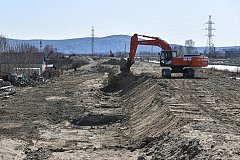 Дамбу в Комсомольске-на-Амуре строят в круглосуточном режиме