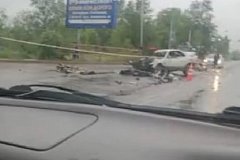 Легковушка врезалась в столб на проспекте 60-летия Октября в Хабаровске, водитель погиб