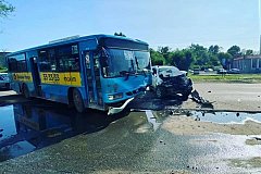 В Комсомольске-на-Амуре выехавший на встречную полосу внедорожник врезался в автобус