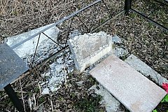 Вандалы разгромили надгробья на центральном кладбище Хабаровска