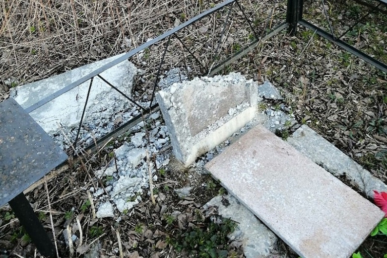 Вандалы разгромили надгробья на центральном кладбище Хабаровска фото 2