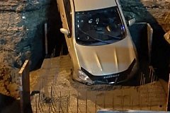 Иномарка упала в яму на дороге в Хабаровске