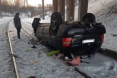 В Хабаровске кроссовер упал с моста на ж/д переезд