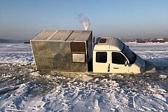 Автомобиль провалился под лед возле Николаевска-на-Амуре