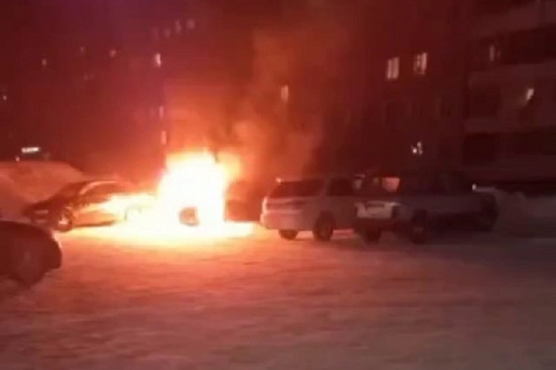Машина сгорела дотла в Комсомольске-на-Амуре. Видео фото 2