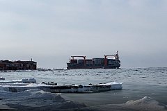 Китайский контейнеровоз гниет у берегов Приморья