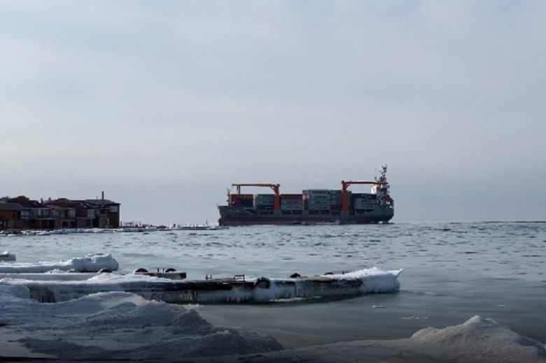 Китайский контейнеровоз гниет у берегов Приморья фото 2