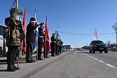 Участники автопробега «Zа мир! Труд! Май! Zа мир без нацизма!» отправились через Амурский мост