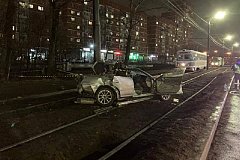 ДТП в Хабаровске: легковушка врезалась в столб, пострадали пять человек