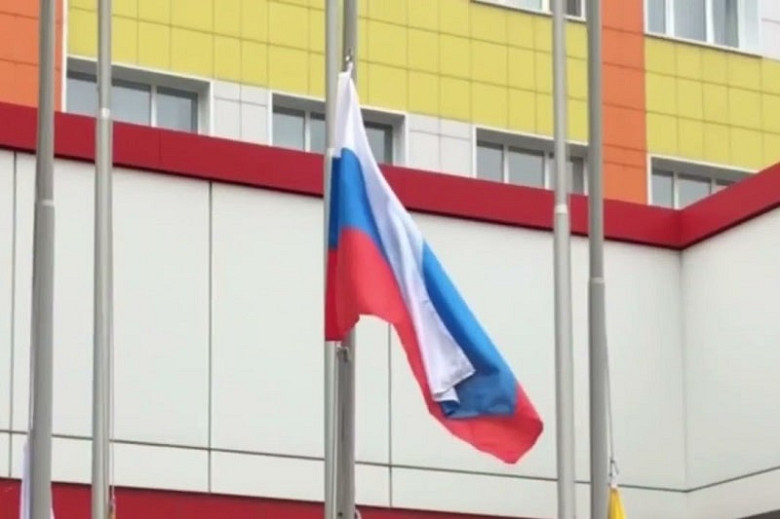 В школах Хабаровского края введут подъем государственного флага перед началом уроков фото 2