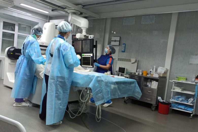 Хабаровские врачи провели уникальную операцию по удалению тромбов из двух мозговых артерий фото 2