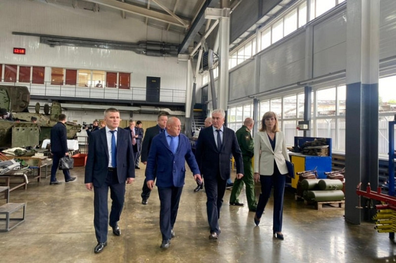 Депутаты Госдумы РФ посетили хабаровские предприятия оборонно-промышленного комплекса фото 2