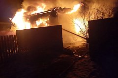 Пенсионерка погибла в горящем доме в поселке Шумный Хабаровского края