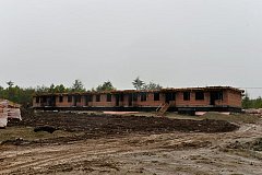 Строительство домов для переселенцев из аварийных бараков в поселке Токи идет по графику