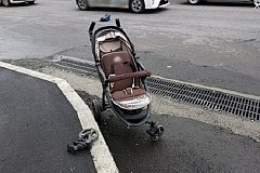Автомобиль врезался в детскую коляску на пешеходном переходе во Владивостоке
