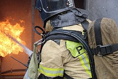Девять человек спасли на пожаре в пригороде Хабаровска