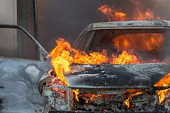 В Хабаровске подожгли припаркованный автомобиль