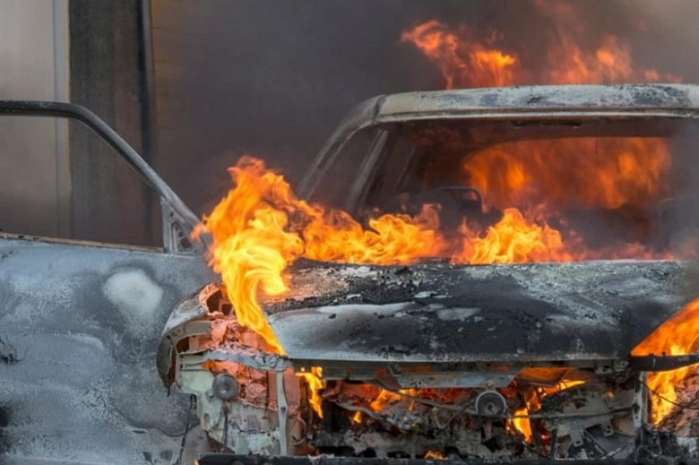 В Хабаровске подожгли припаркованный автомобиль фото 2
