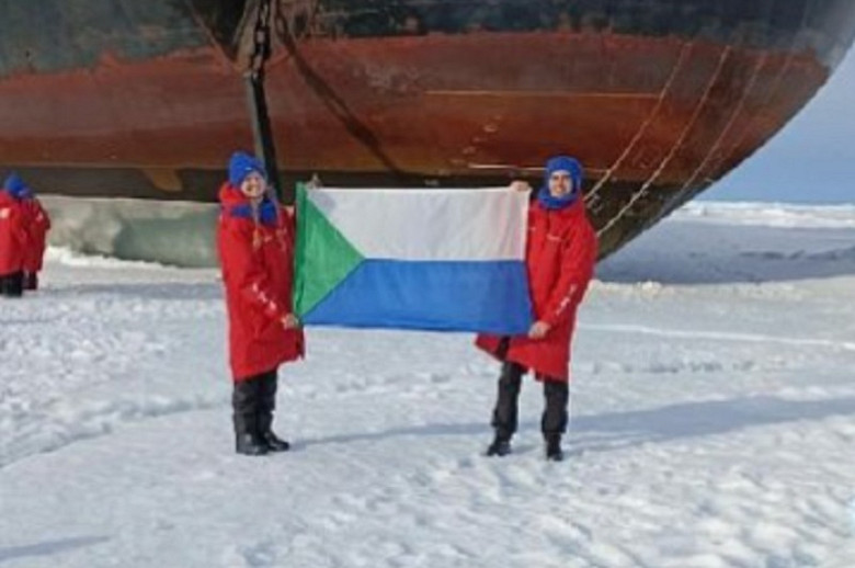 Флаг Хабаровского края развернули на Северном полюсе фото 2