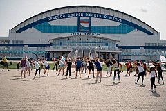 Танцевальный флешмоб, пробежка с хоккеистами и марафон тренировок: готовимся ко Дню физкультурника