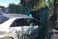 В результате ДТП таксомотор сломал забор частного дома в Хабаровске