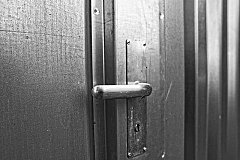 Дверь в Госжилфонд украли в Хабаровском крае