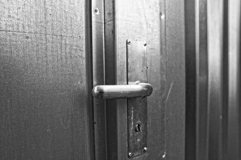 Дверь в Госжилфонд украли в Хабаровском крае фото 2